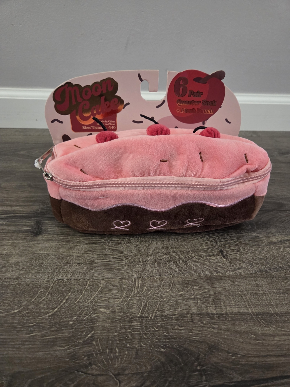 Plush Cake Pouch & 6 Pair Cushioned Quarter Socks Set NEW